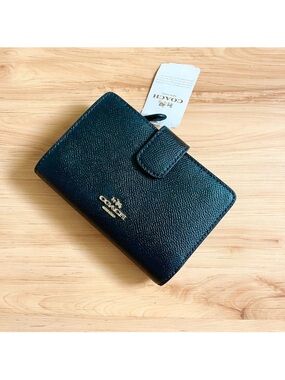 Coach Medium Corner Zip Wallet In Crossgrain Leather
Gold / Black # F54010
